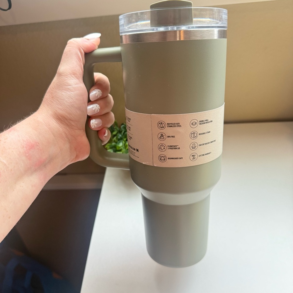 Stanley X Hearth & Hand/Magnolia LIMITED EDITION Serene Green 40oz Water Tumbler - Picture 4 of 6